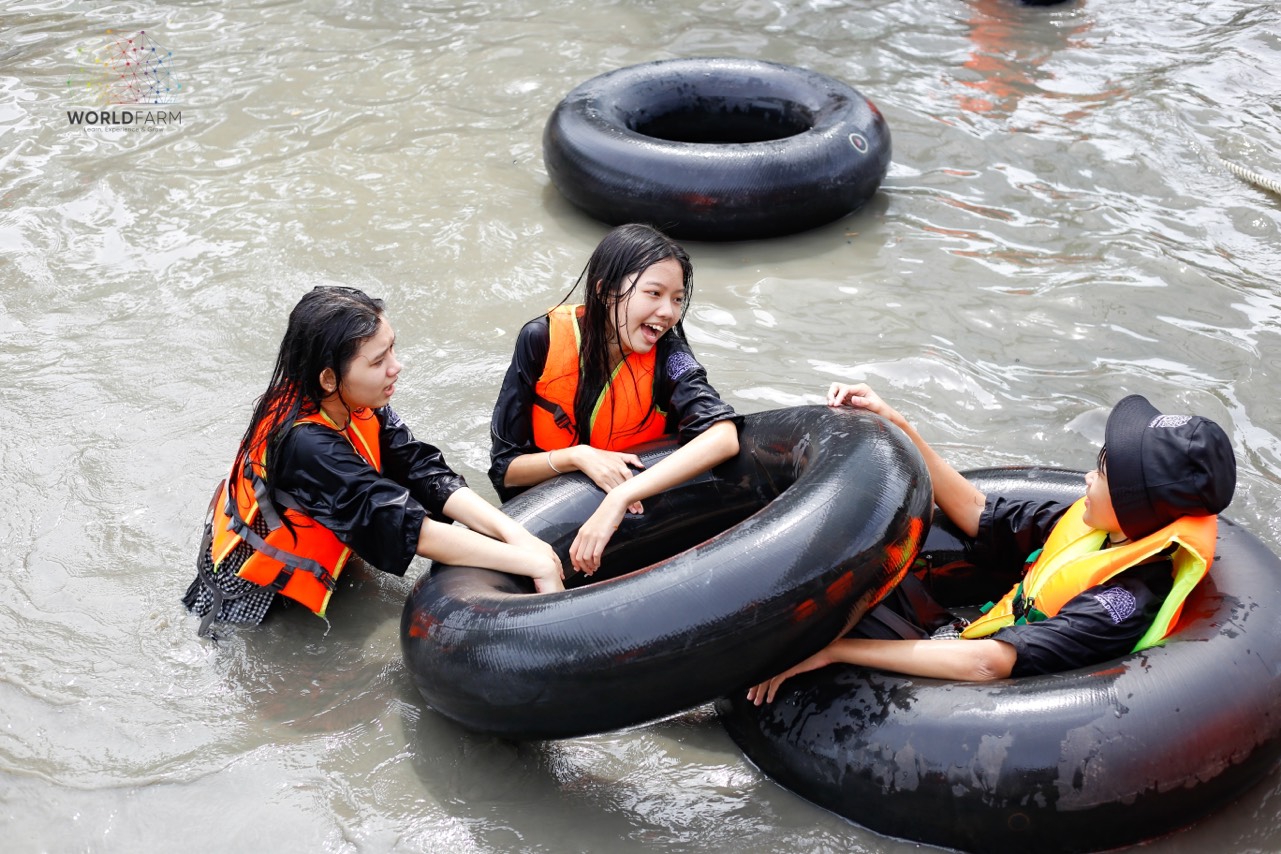 Những em học sinh khi được vui chơi với nhau sẽ ngày càng thân thiết hơn