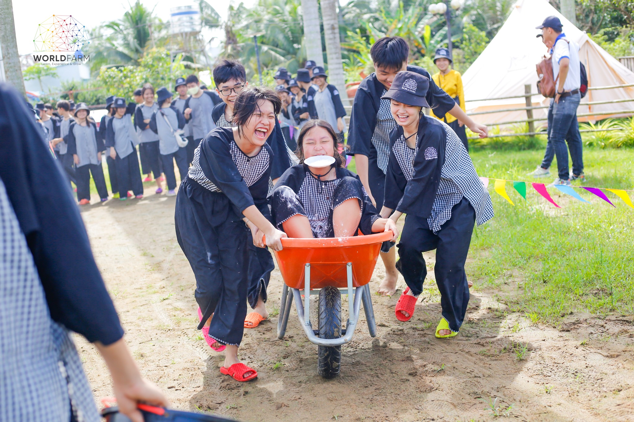 Tăng kết nối đồng đội với những trò chơi trên sân cỏ