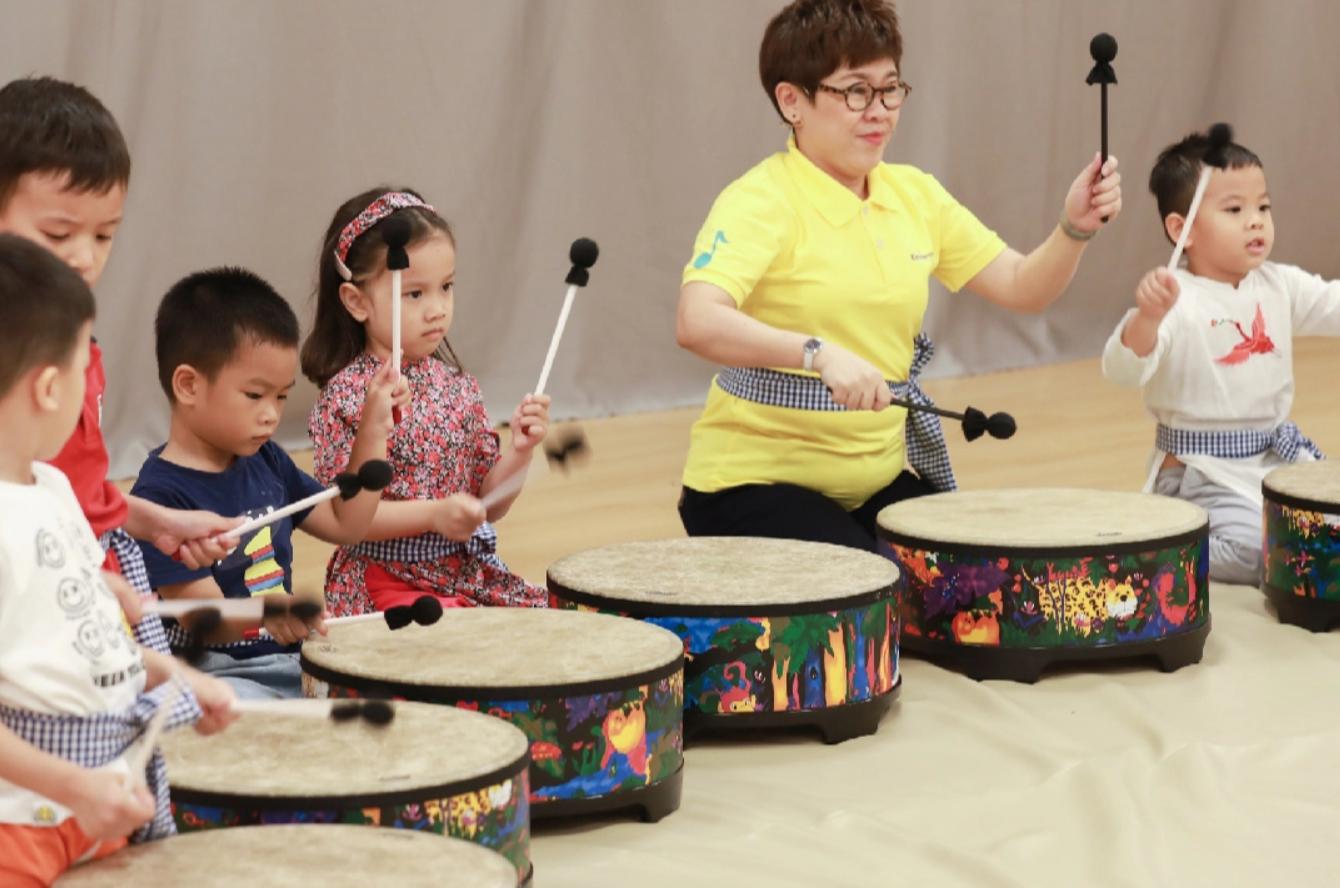 Kindermusik là một trung tâm cung cấp các giáo trình âm nhạc và chuyển động hình thể hàng đầu dành cho trẻ nhỏ