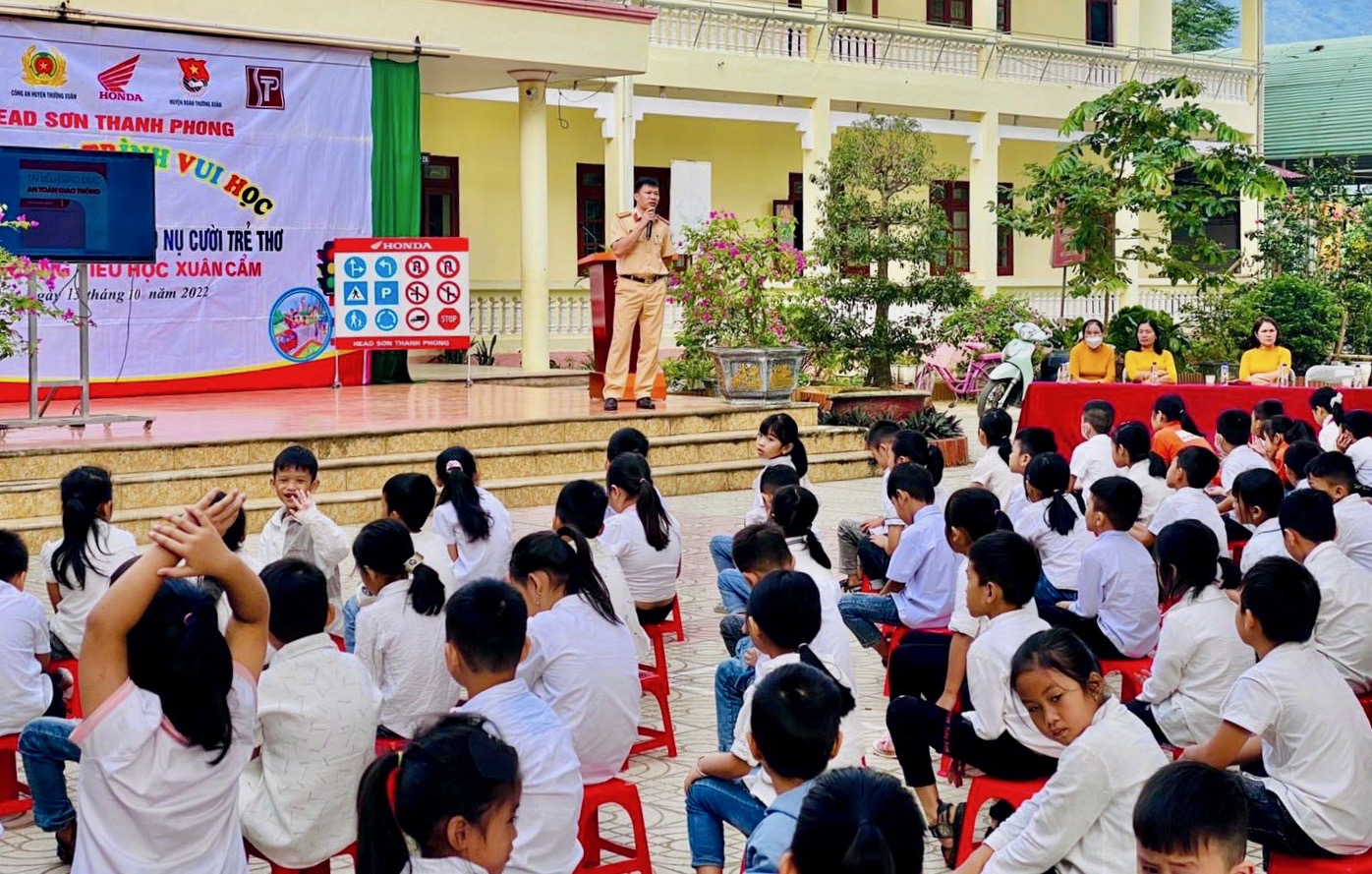 Hoạt động ngoại khóa an toàn giao thông lớp 9 là một sân chơi bổ ích, lý thú giúp cho các em