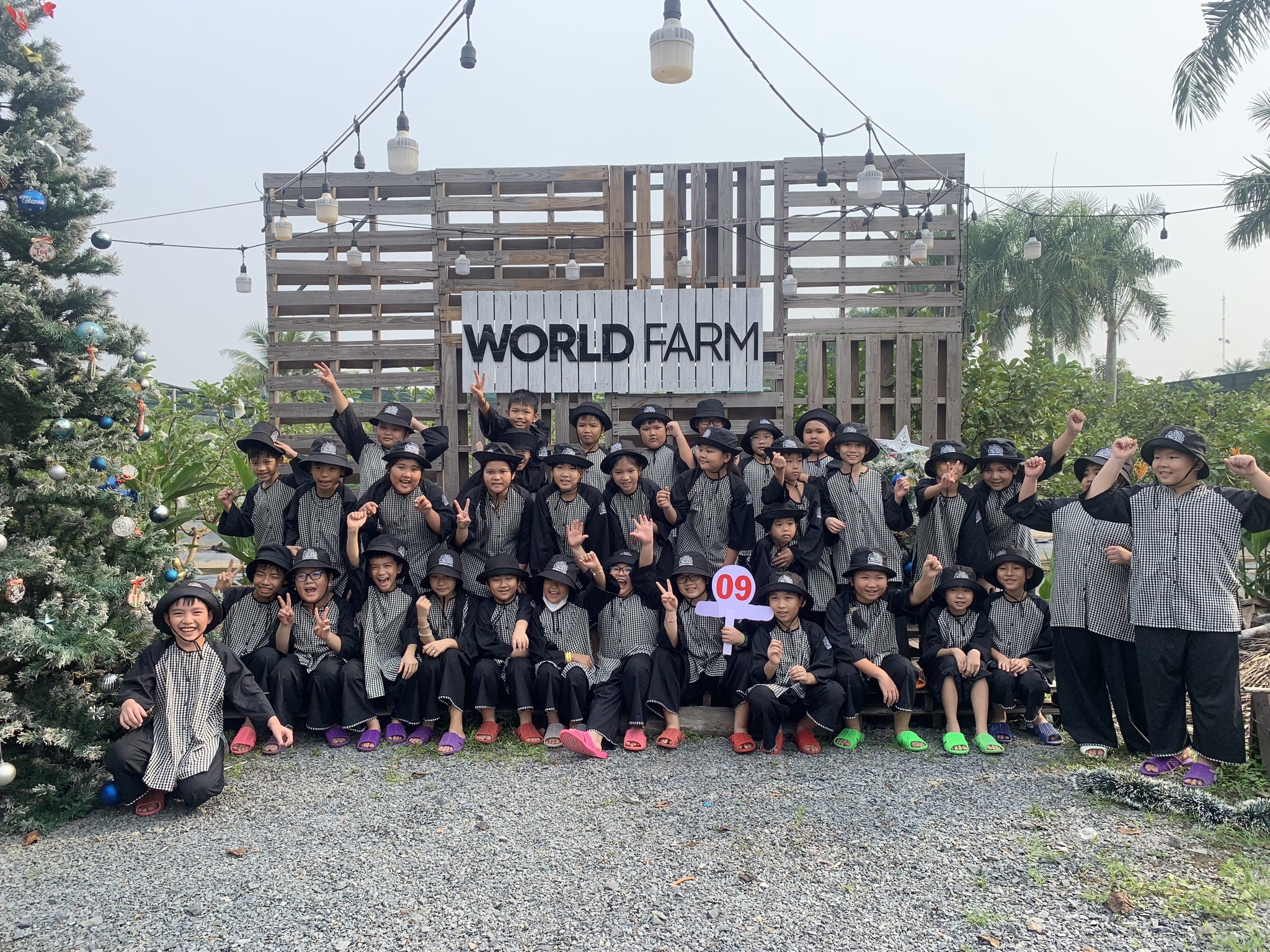 World Farm tọa lạc ở số 13 đường Kênh Xã Tĩnh, Ấp 3, Xã Bình Lợi, Huyện Bình Chánh, Thành phố Hồ Chí Minh.