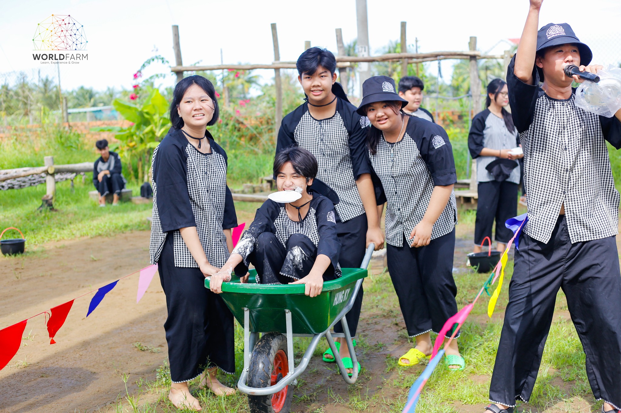 Tham gia các trò chơi đồng đội tại nông trại